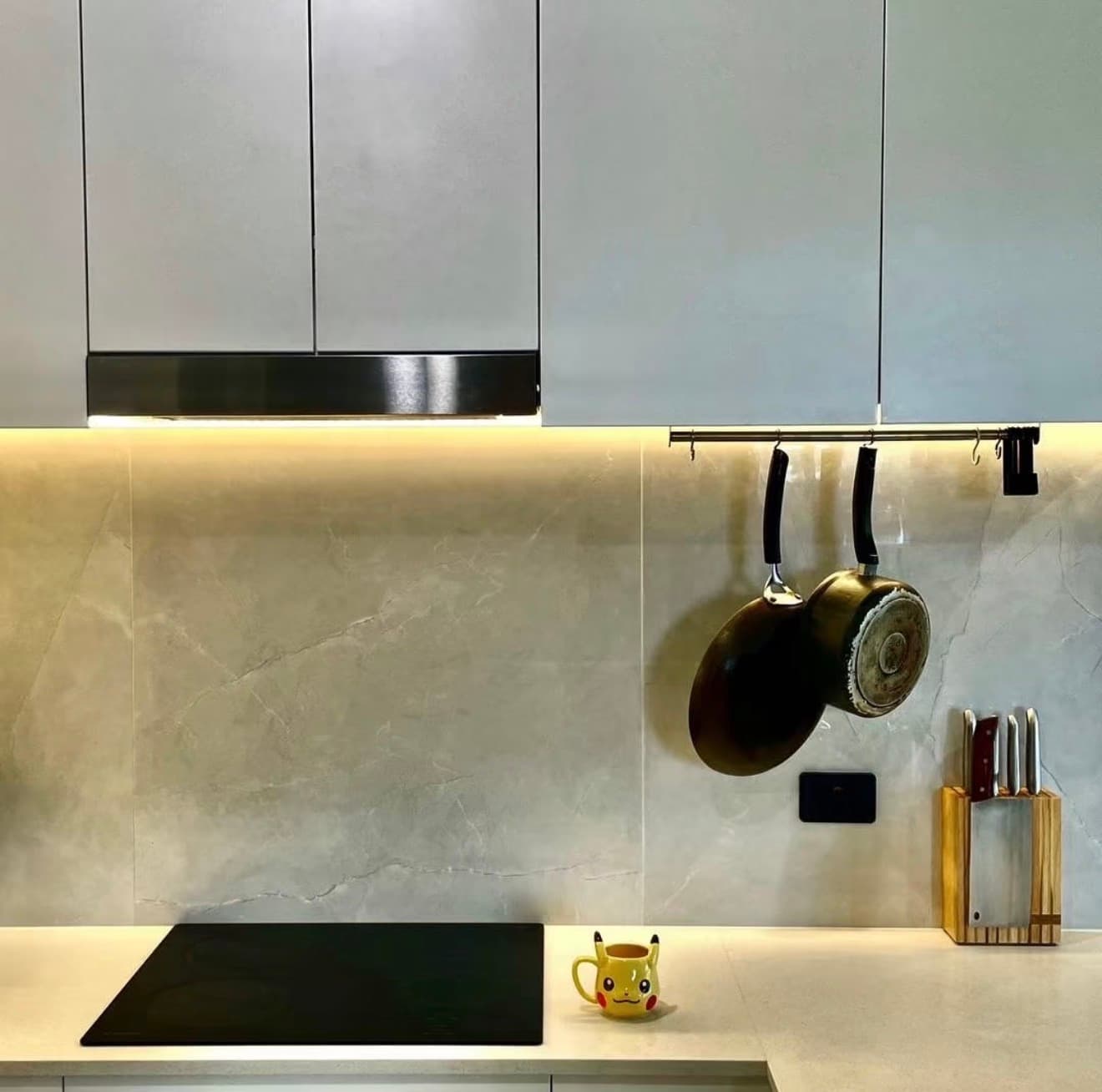 Under-cabinet LED lighting installation with warm task lighting